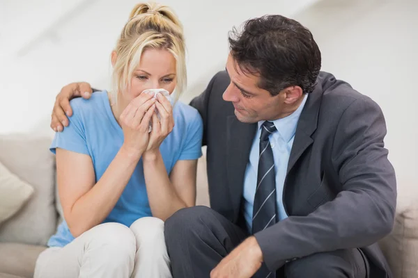 Man consoling a woman — Stock Photo, Image