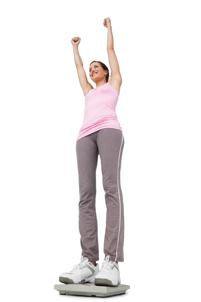 Ung kvinna hejar på vikt skala — Stockfoto
