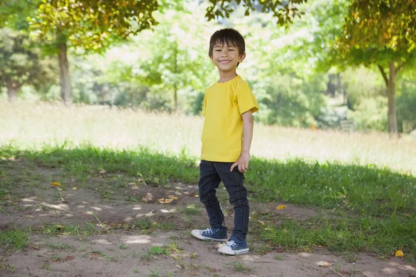 Retrato de comprimento total de um menino feliz no parque — Fotografia de Stock