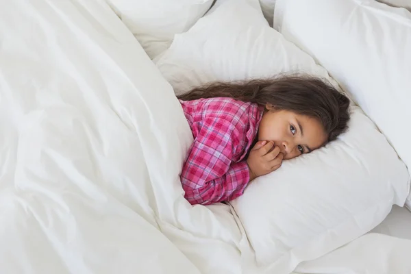 Chica joven descansando en la cama — Foto de Stock