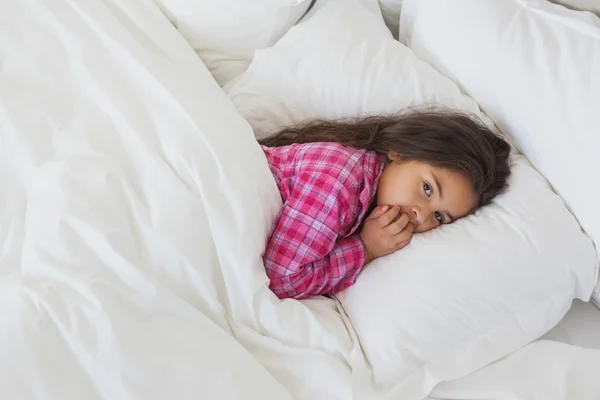 Menina descansando na cama — Fotografia de Stock