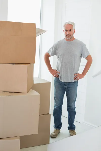 Ernstige man kijken camera — Stockfoto