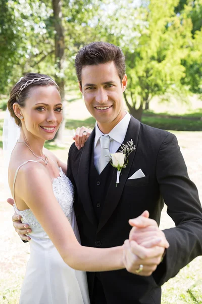 Couple dancing together in garden — Stock Photo, Image