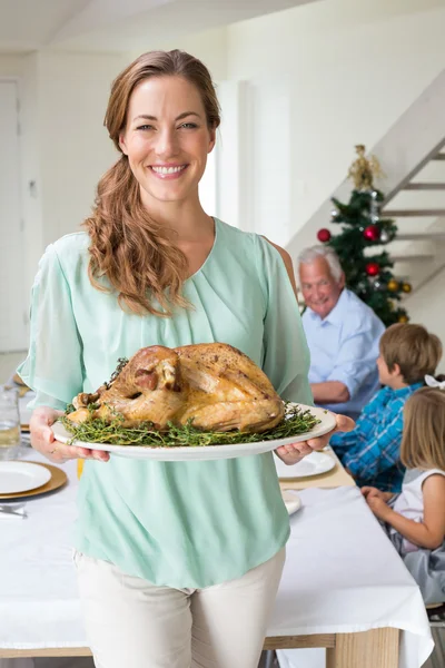 Mãe com refeição de Natal — Fotografia de Stock