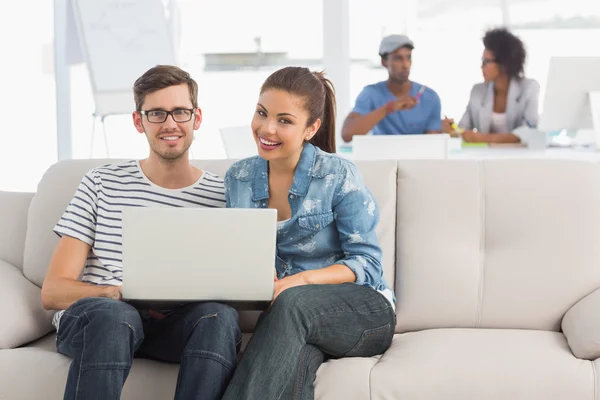 Par med laptop med kollegor — Stockfoto