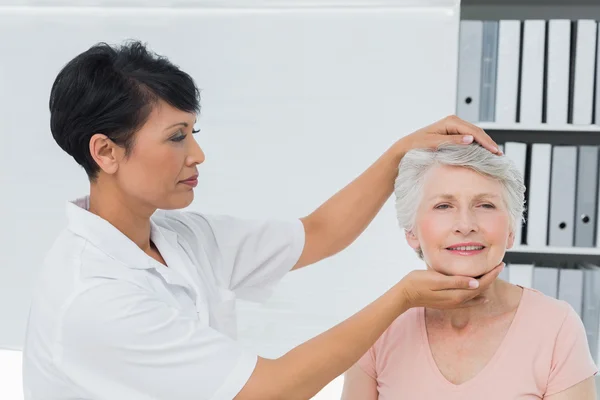 Female chiropractor doing neck adjustment — Stock Photo, Image