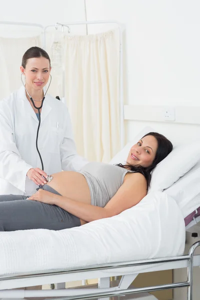 Médico examinando mulher grávida — Fotografia de Stock