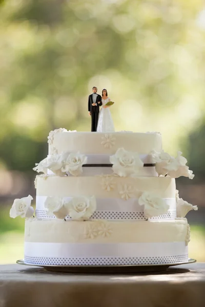 Close-up of figurine couple on wedding cake — Stock Photo, Image