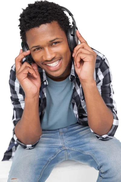 Hombre disfrutando de la música —  Fotos de Stock