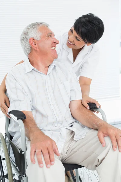 Retrato de una enfermera con paciente mayor sentado en silla de ruedas — Foto de Stock