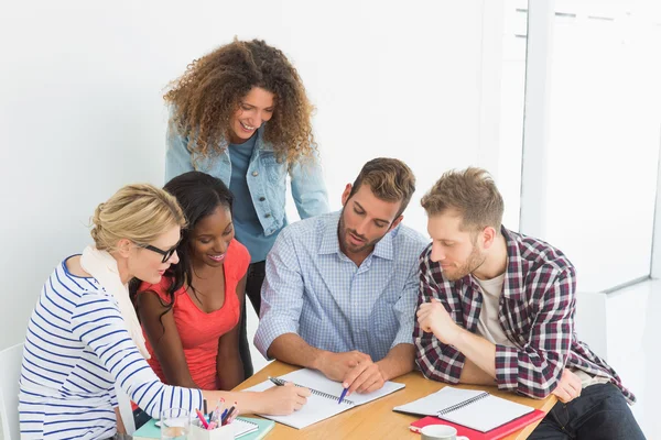 Team av fokuserad unga designers att ha ett möte — Stockfoto