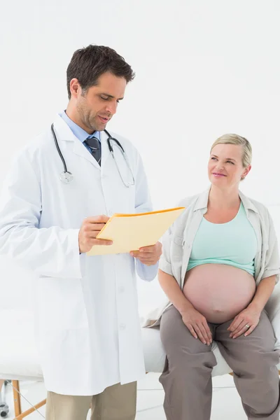 Femme enceinte ayant un examen avec un médecin — Photo