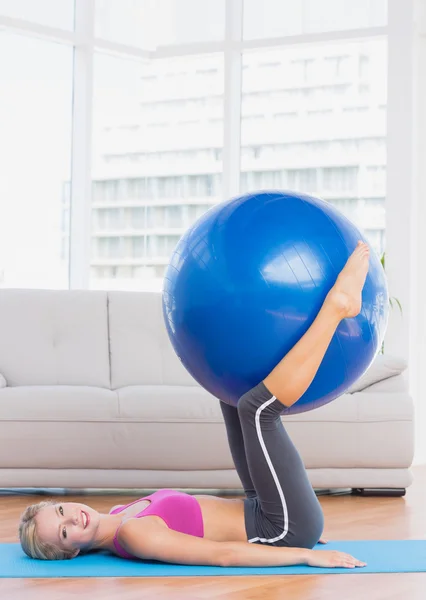 Loira segurando bola de exercício — Fotografia de Stock