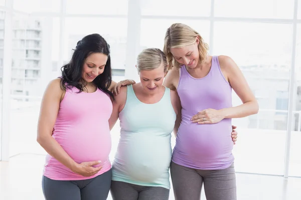Gravida kvinnor ler mot stötar — Stockfoto