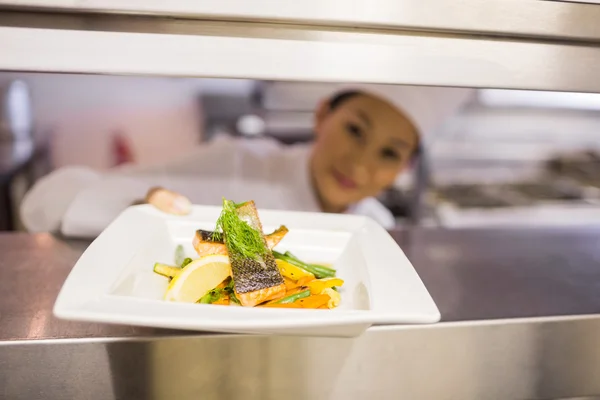 Vrouwelijke chef-kok met gekookt voedsel in keuken — Stockfoto