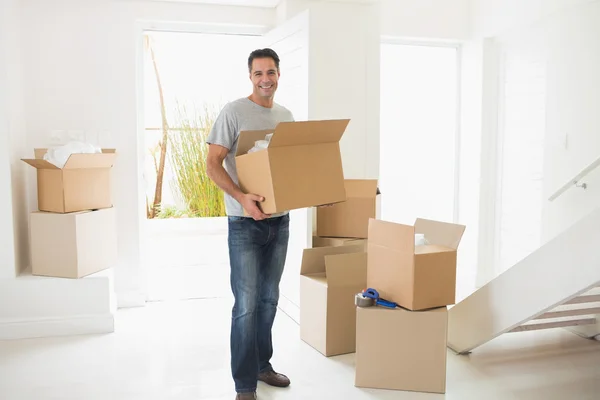 Uomo che trasporta scatole in una nuova casa — Foto Stock