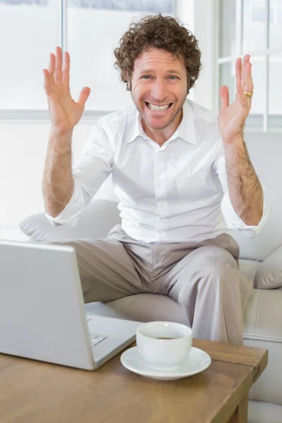Strach, dobře oblečený muž s laptop doma — Stock fotografie