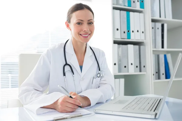 Läkare med laptop och Urklipp — Stockfoto