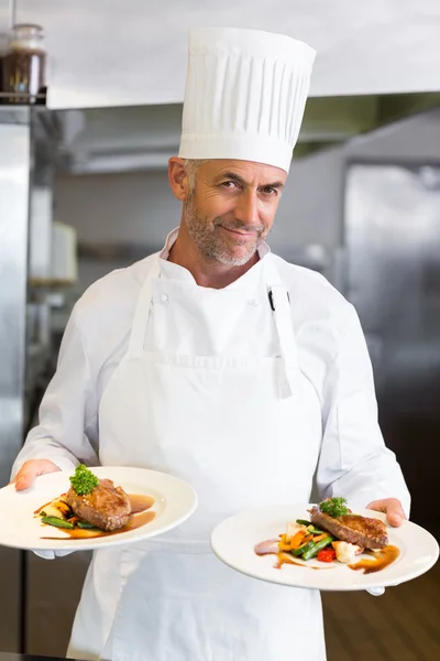 Chefe masculino confiante com alimentos cozinhados na cozinha — Fotografia de Stock