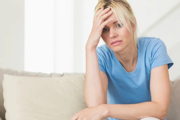 Worried woman in living room — Stock Photo, Image