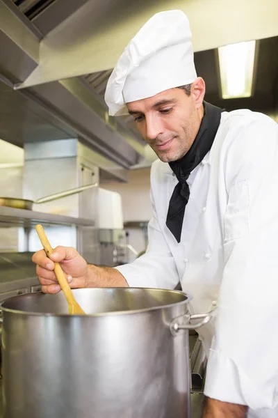 Male chef preparing food — Stock Photo, Image