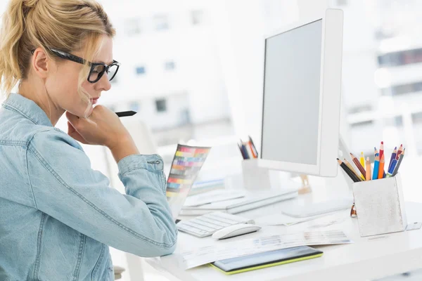 Rubia centrado diseñador de trabajo — Foto de Stock