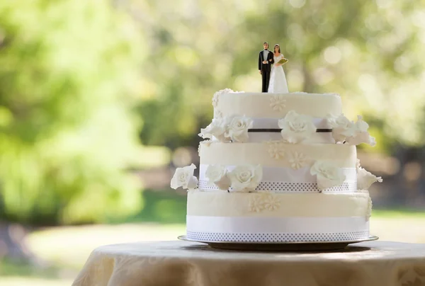 Close-up of figurine couple on wedding cake — Stock Photo, Image