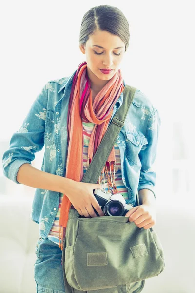 Mujer tomando la cámara de su bolso — Foto de Stock