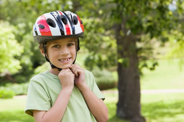 Junge trägt Fahrradhelm — Stockfoto