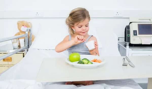 Niña enferma comiendo comida saludable en el hospital — Foto de Stock