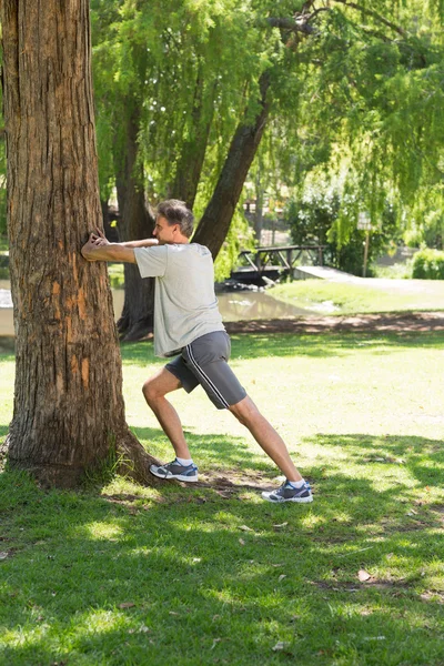 Homem se alongando para um treino — Fotografia de Stock