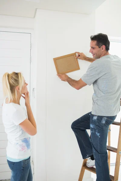 Couple decorating their new house — Stock Photo, Image