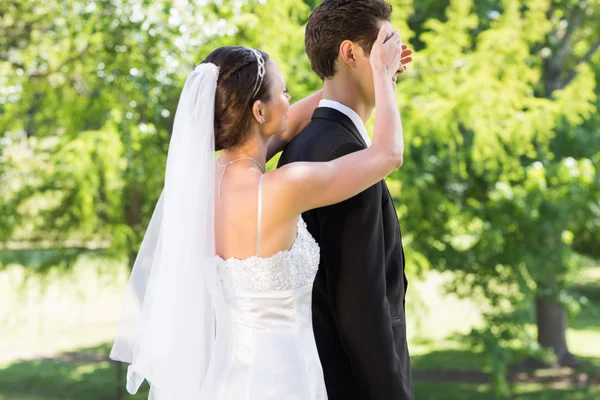 Bruid bedekking ogen van de bruidegom — Stockfoto