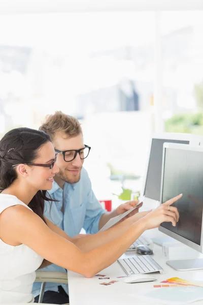 Parceiros criativos trabalhando juntos no computador em sua mesa — Fotografia de Stock