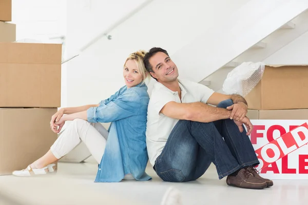 Couple avec boîtes dans une nouvelle maison — Photo