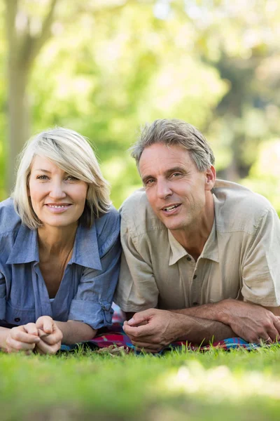 Couple relaxing in park — Stock Photo, Image