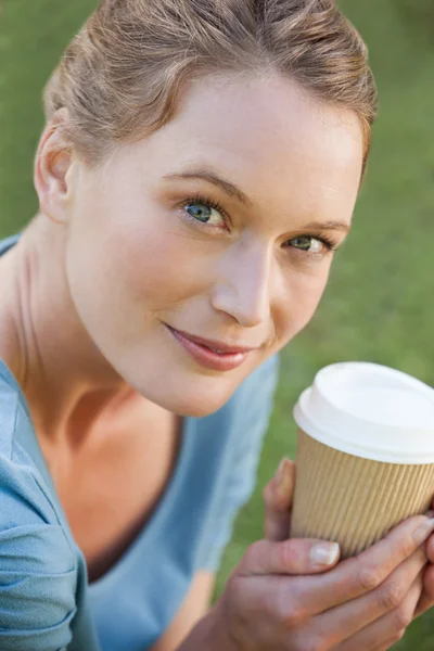 Hübsche junge Frau mit Kaffeetasse — Stockfoto