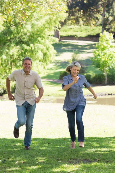Paar läuft in Park — Stockfoto