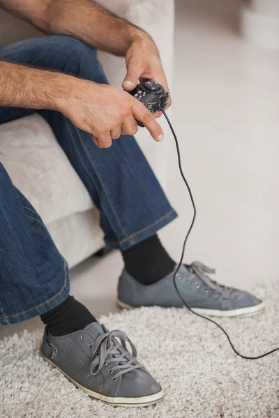 Homem jogando jogos de vídeo — Fotografia de Stock