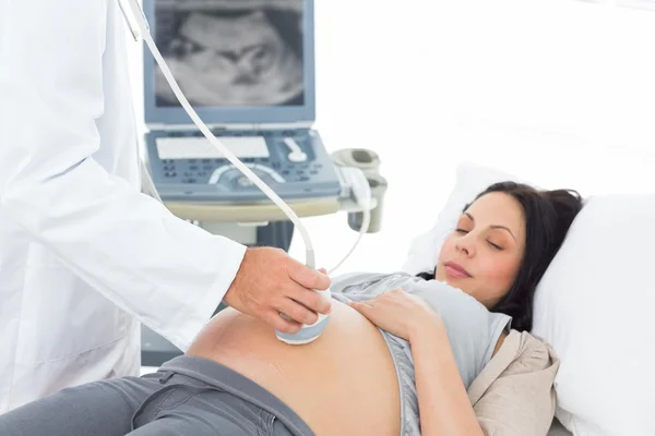 Врач делает УЗИ беременной женщине — стоковое фото
