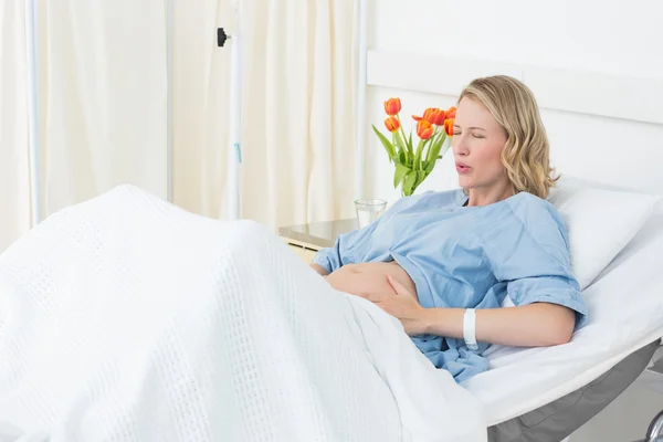 Woman suffering from labor pains — Stock Photo, Image