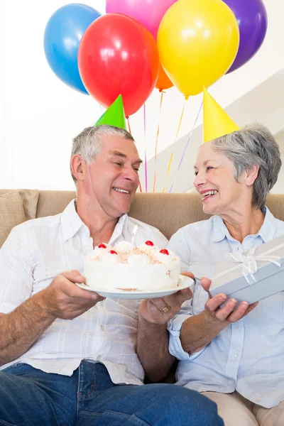 Senior par sitter på soffan firar en födelsedag — Stockfoto