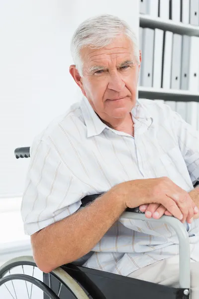 Portret van een triest senior man zit in rolstoel — Stockfoto