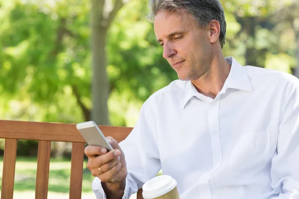 Empresario leyendo mensaje de texto — Foto de Stock