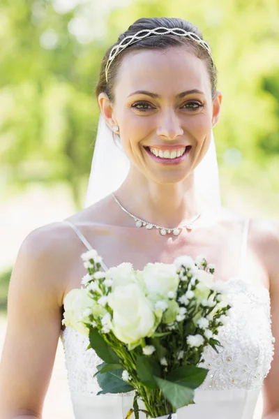 Brud med blommor i trädgården — Stockfoto