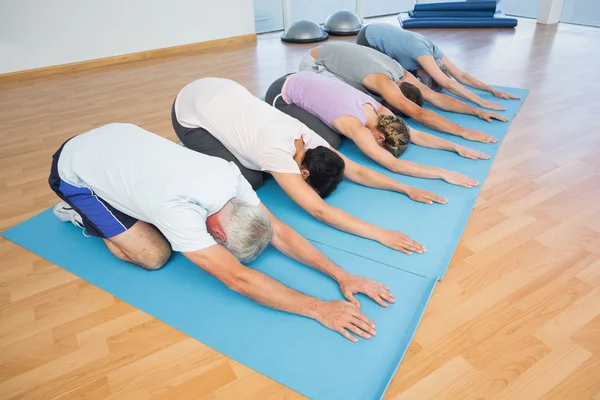 Grupo de fitness curvando-se em linha — Fotografia de Stock