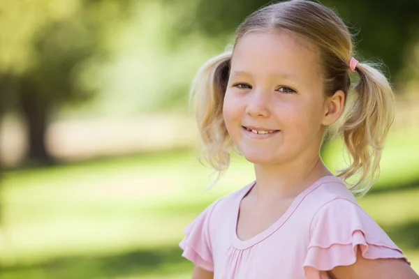 Close-up de uma menina sorridente no parque — Fotografia de Stock