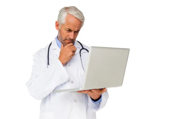 Médico masculino concentrado usando laptop — Fotografia de Stock