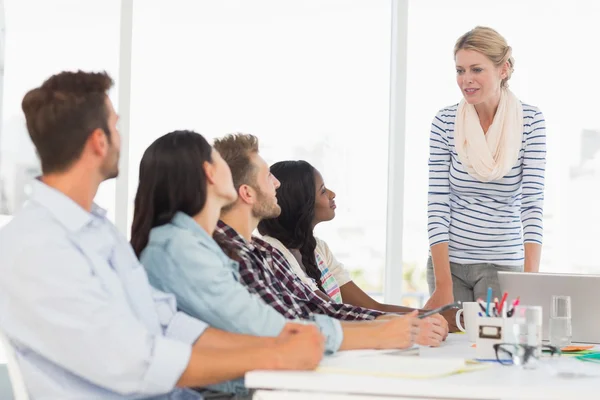 Gelukkig team van jonge ontwerpers luisteren naar baas — Stockfoto