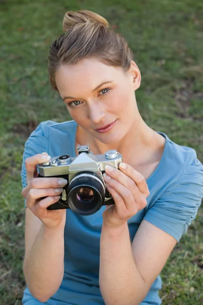 Porträtt av en vacker kvinnlig fotograf på park — Stockfoto